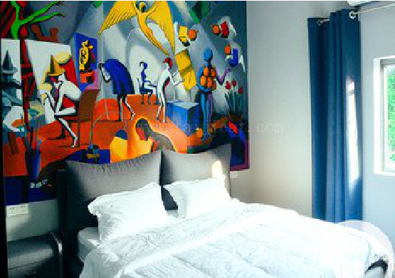 德钦对于酒店的墙体彩绘而言更注重哪些方面？